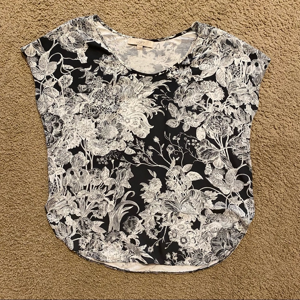 LOFT Dark Grey Floral Short Sleeve Top Size S